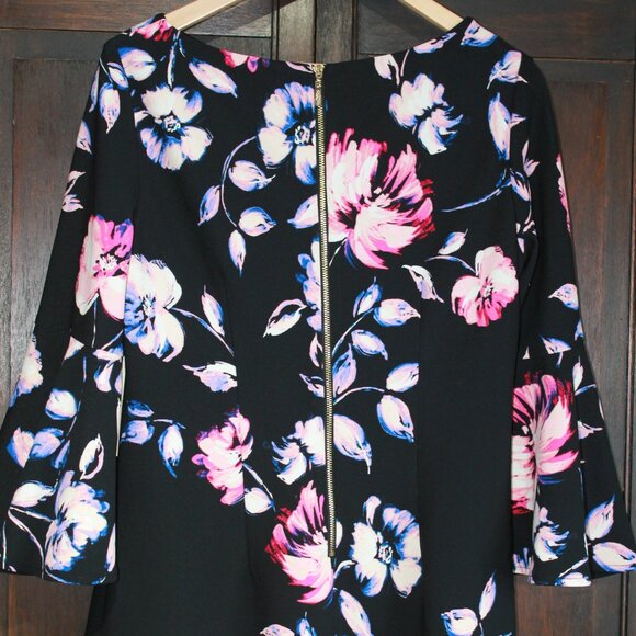 Beautiful Eliza J thigh length dress with bell 3/4 length sleeves - Picture 2 of 4